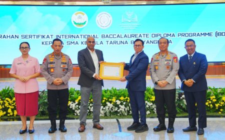 Terima Sertifikat IBDP SMA KTB, Kapolri: Cetak Generasi Muda untuk Wujudkan Indonesia Emas 2045   