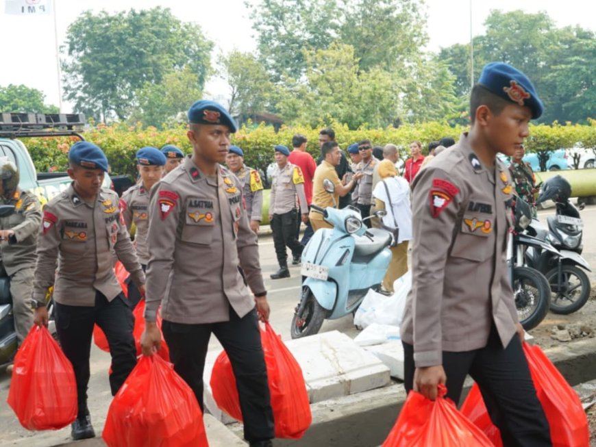 Brimob Metro Jaya Hadir di Tengah Korban Kebakaran dengan Bantuan Nyata